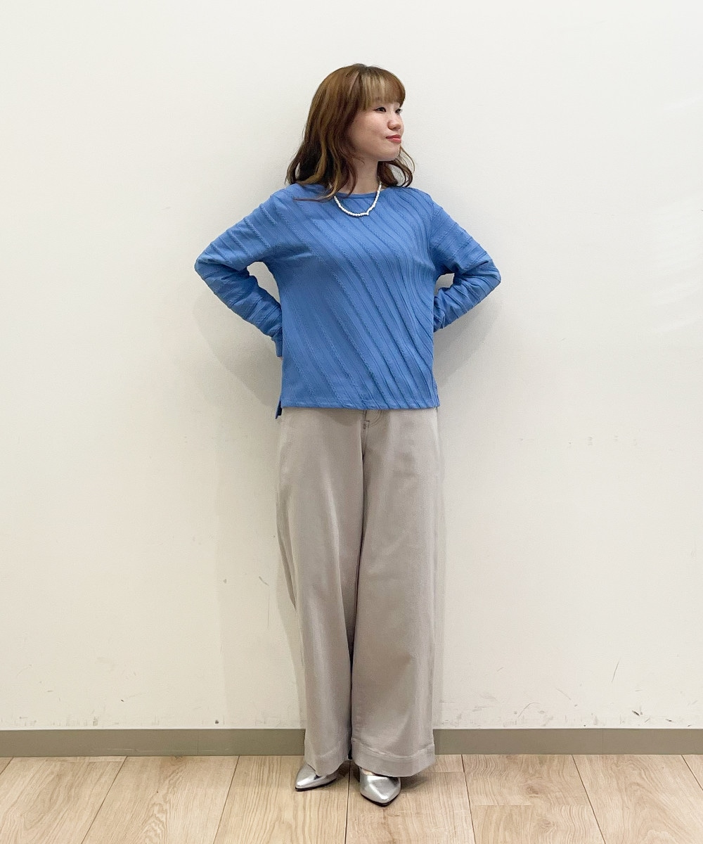 さり気ないアクセントになるケーブル柄ニット