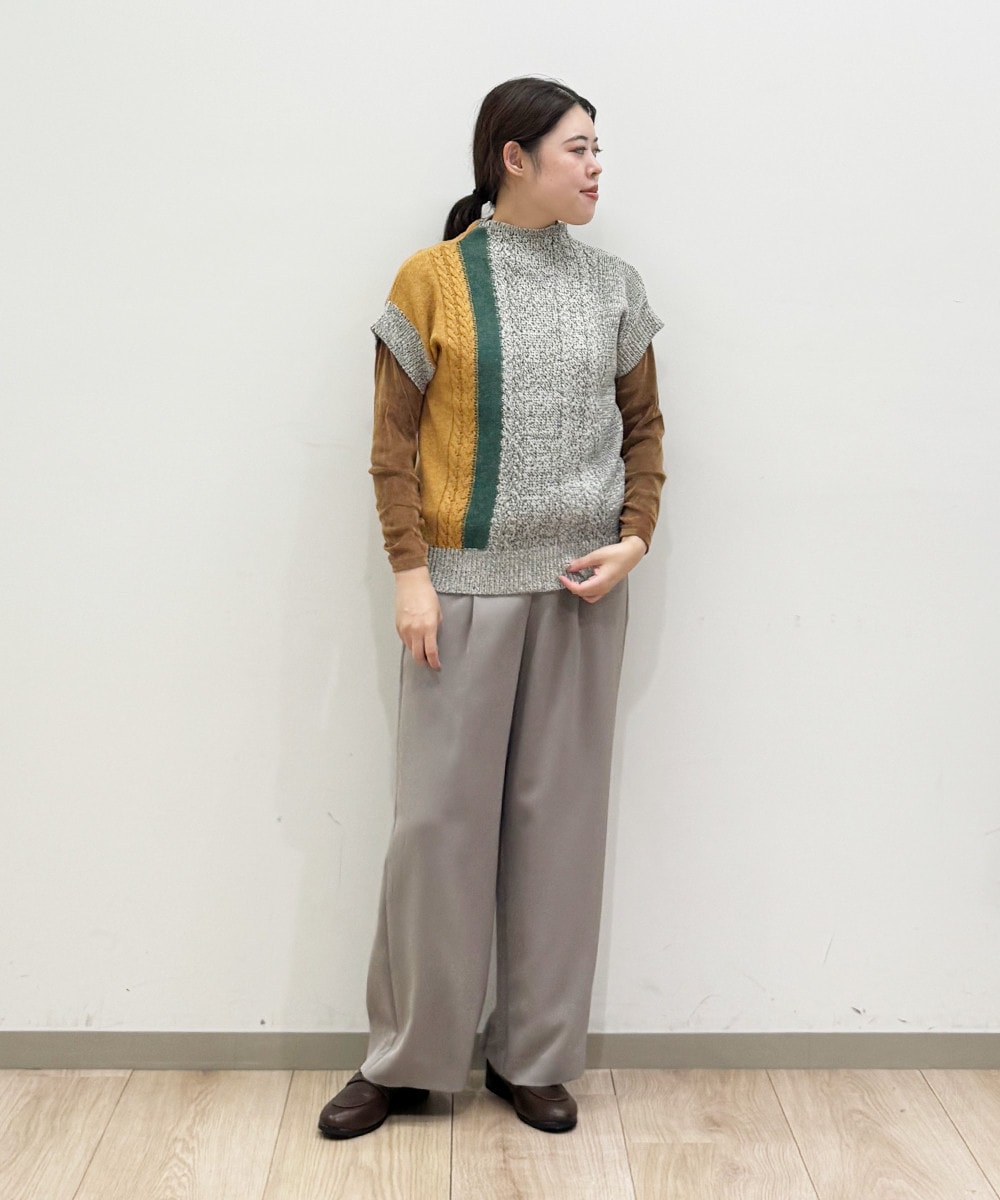 上品に着映える配色ニットベスト
