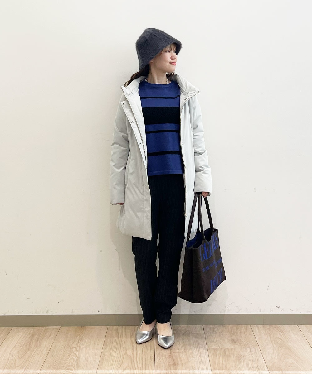 マットな表面感で女性らしく上品なダウンコート