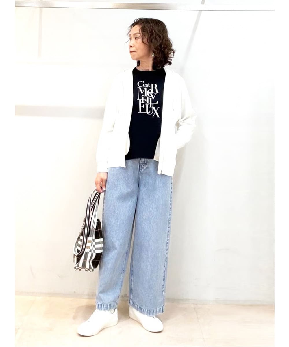 リラックス感と上品さを両立した、万能ワイドデニム