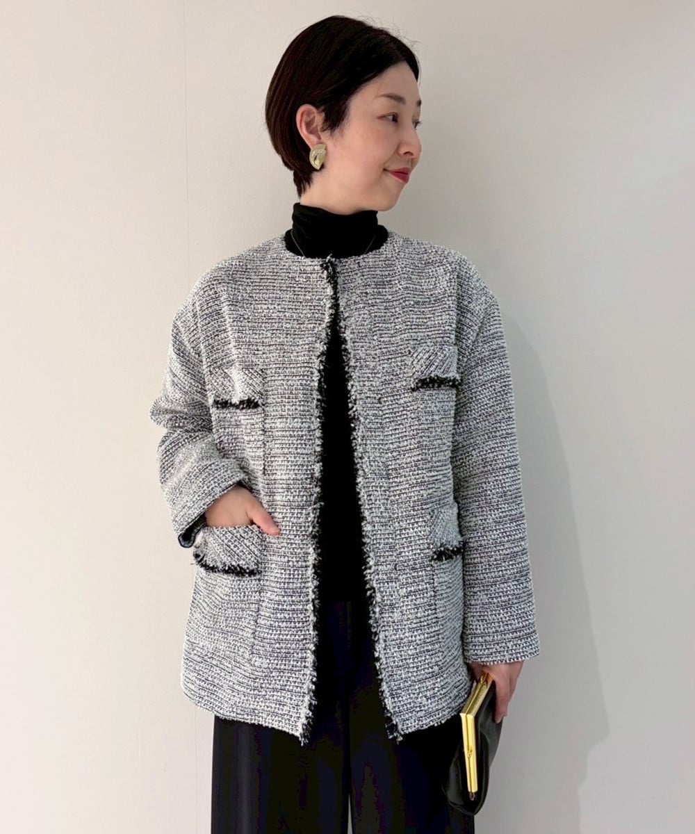 モダンなツィードのロングジャケットが主役