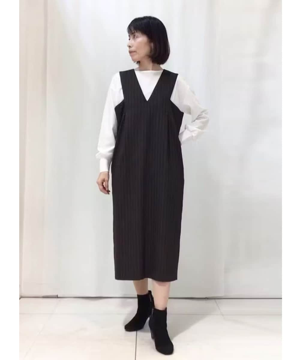 オールシーズン着回せるVネックジャンパースカート