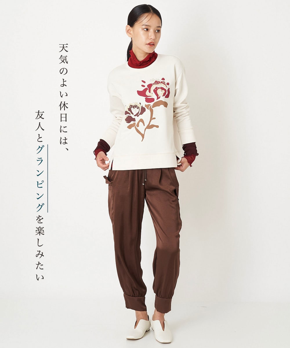 ヒロコ ビスのグラフィカルフラワーデザインプルオーバーを使ったコーディネート1