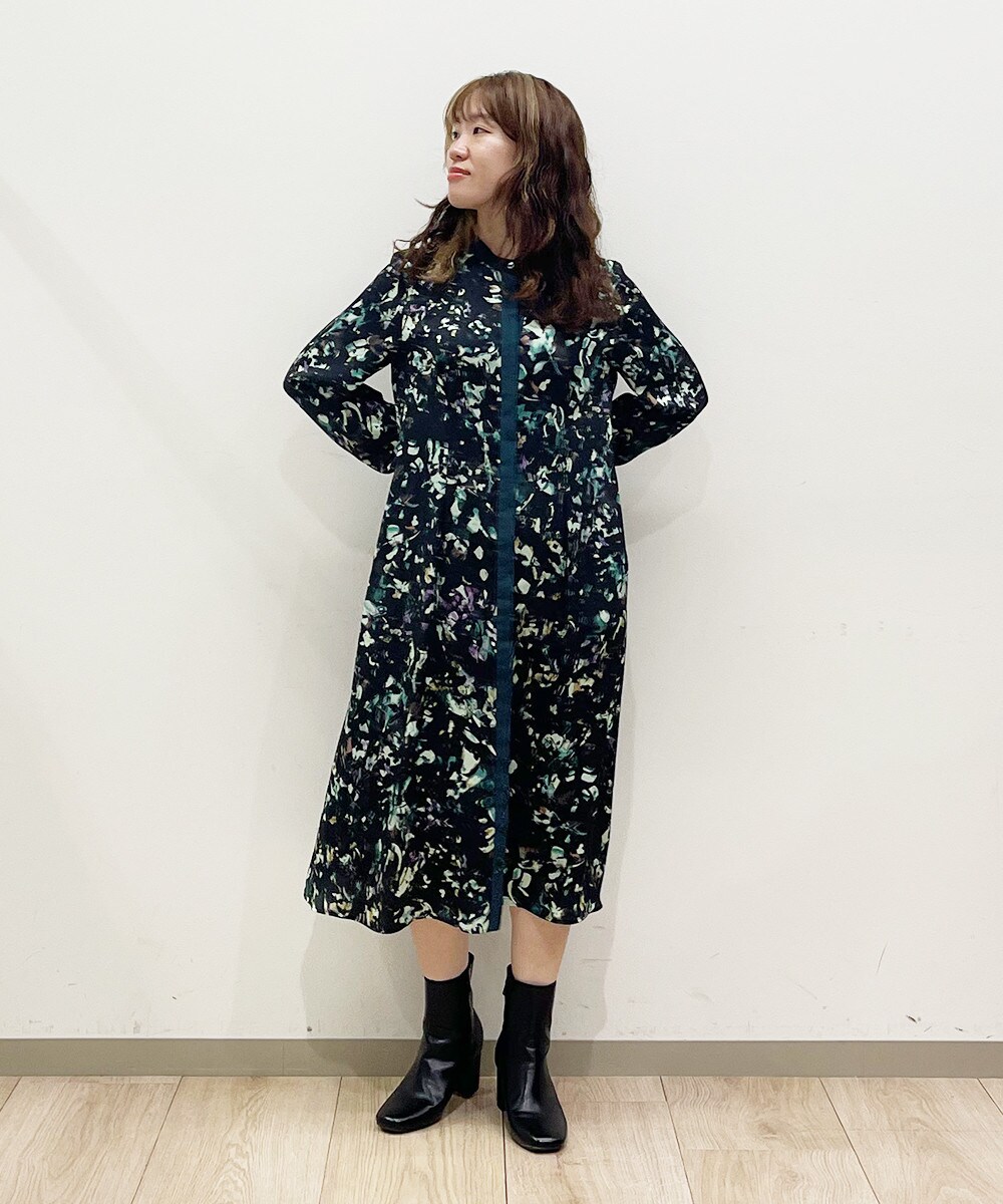  アーティスティックなプリント柄で都会的に