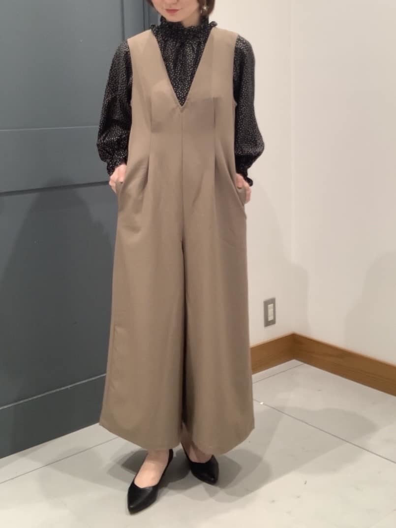 アーヴェヴェのVネックサロペットを使ったスタッフコーディネート画像2