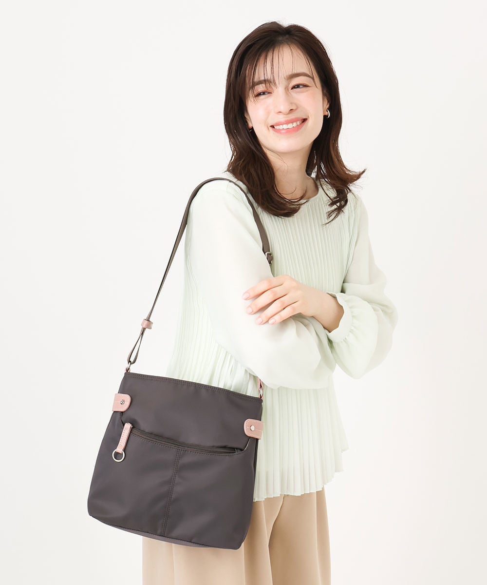 コーデを選ばないシンプルなスクエアショルダー