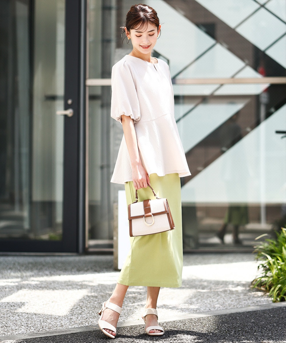 女性らしさを引き立てる、ペプラムトップス
