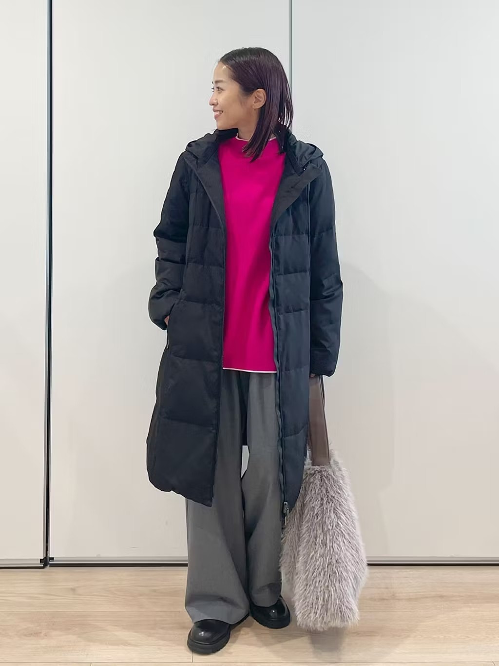 冬のモノトーンに映える、上品ピンク