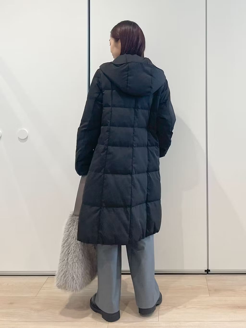 冬のモノトーンに映える、上品ピンク