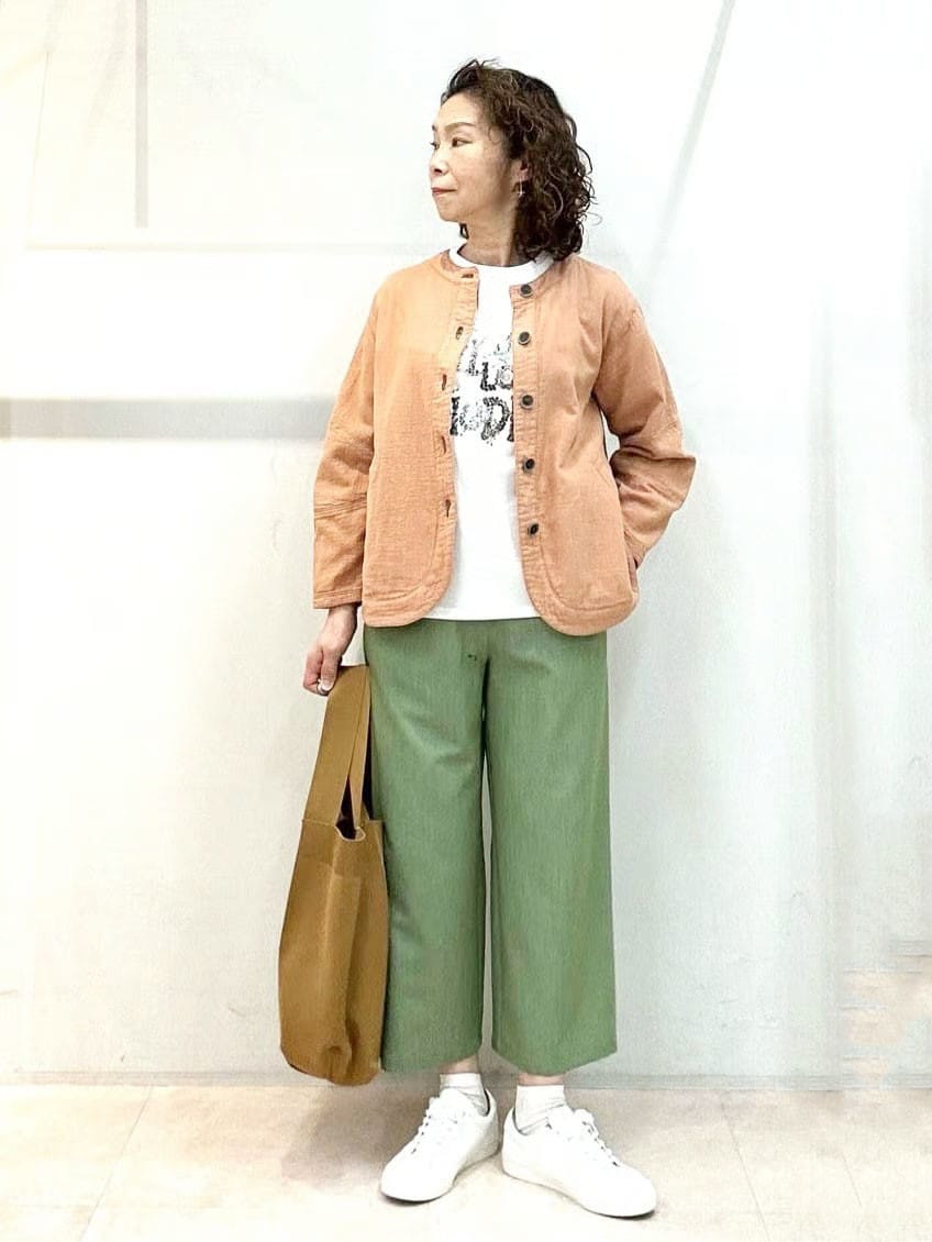 カラー×カラーで春らしい着こなしに