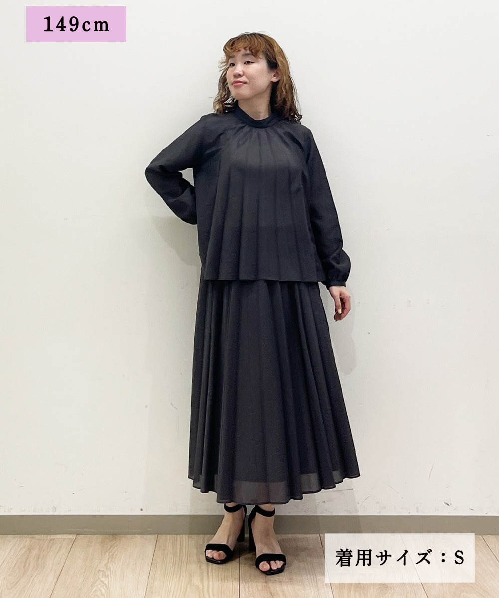 ふんわりと柔らかなドレープが大人上品