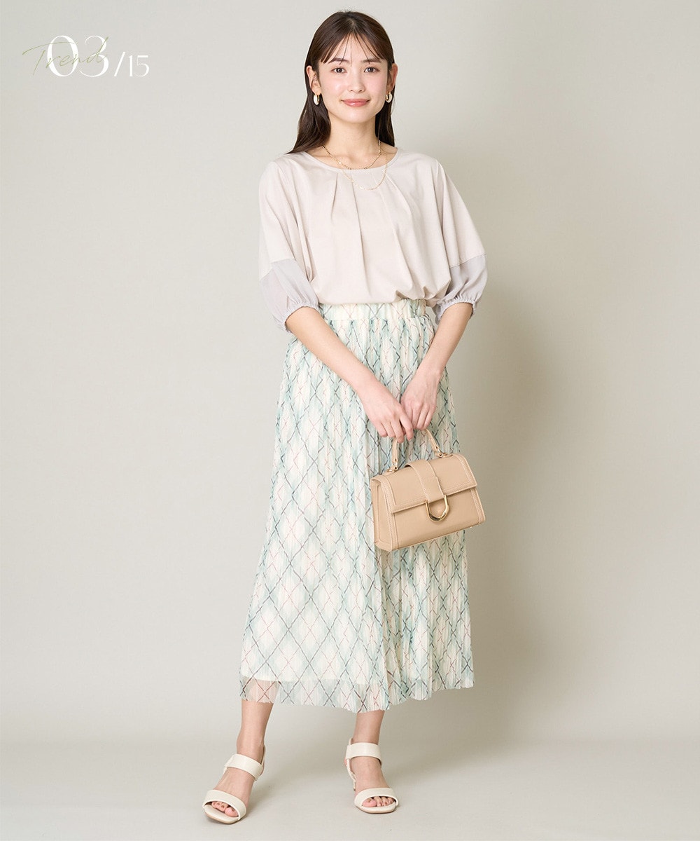 素材とシルエットで魅せる涼しげスカート