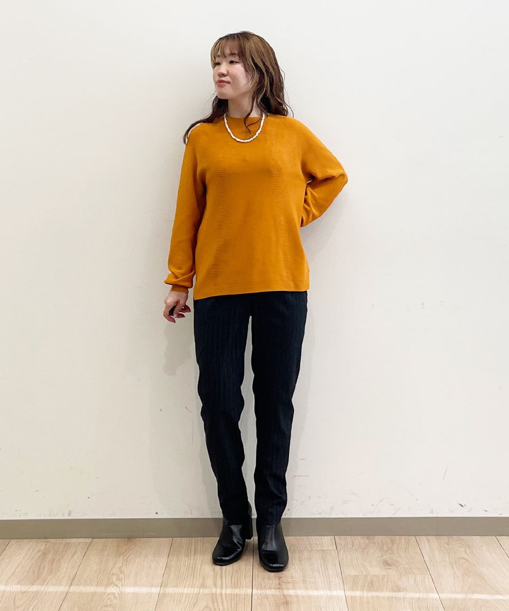 スタンダードなデザインで飽きの来ない使い勝手抜群のニット