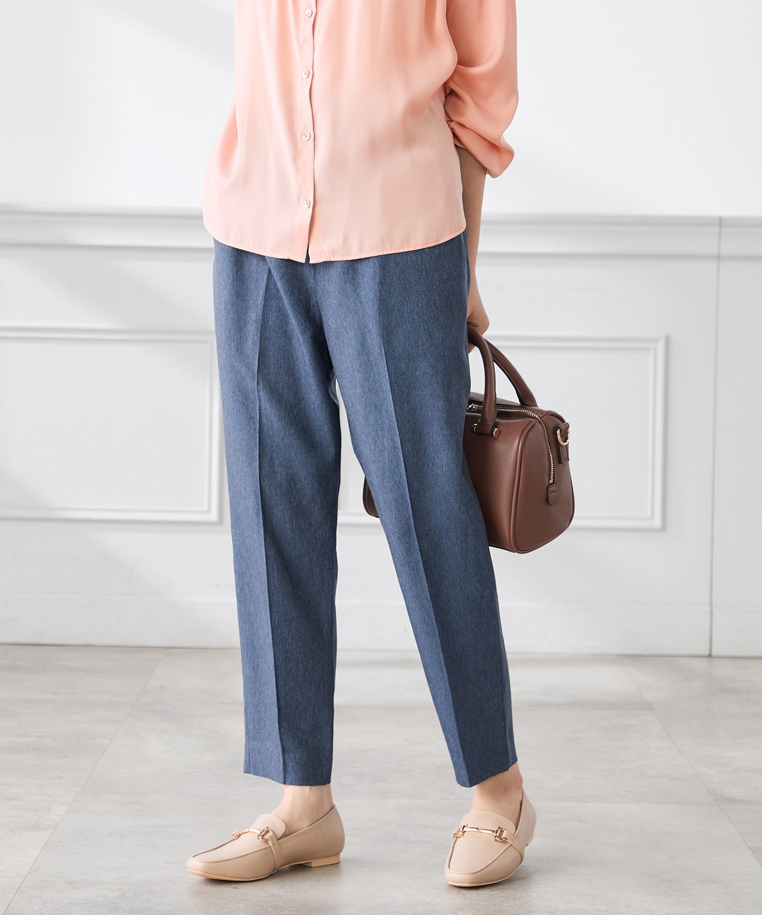 きれいめ派のデニム見えイージーパンツ