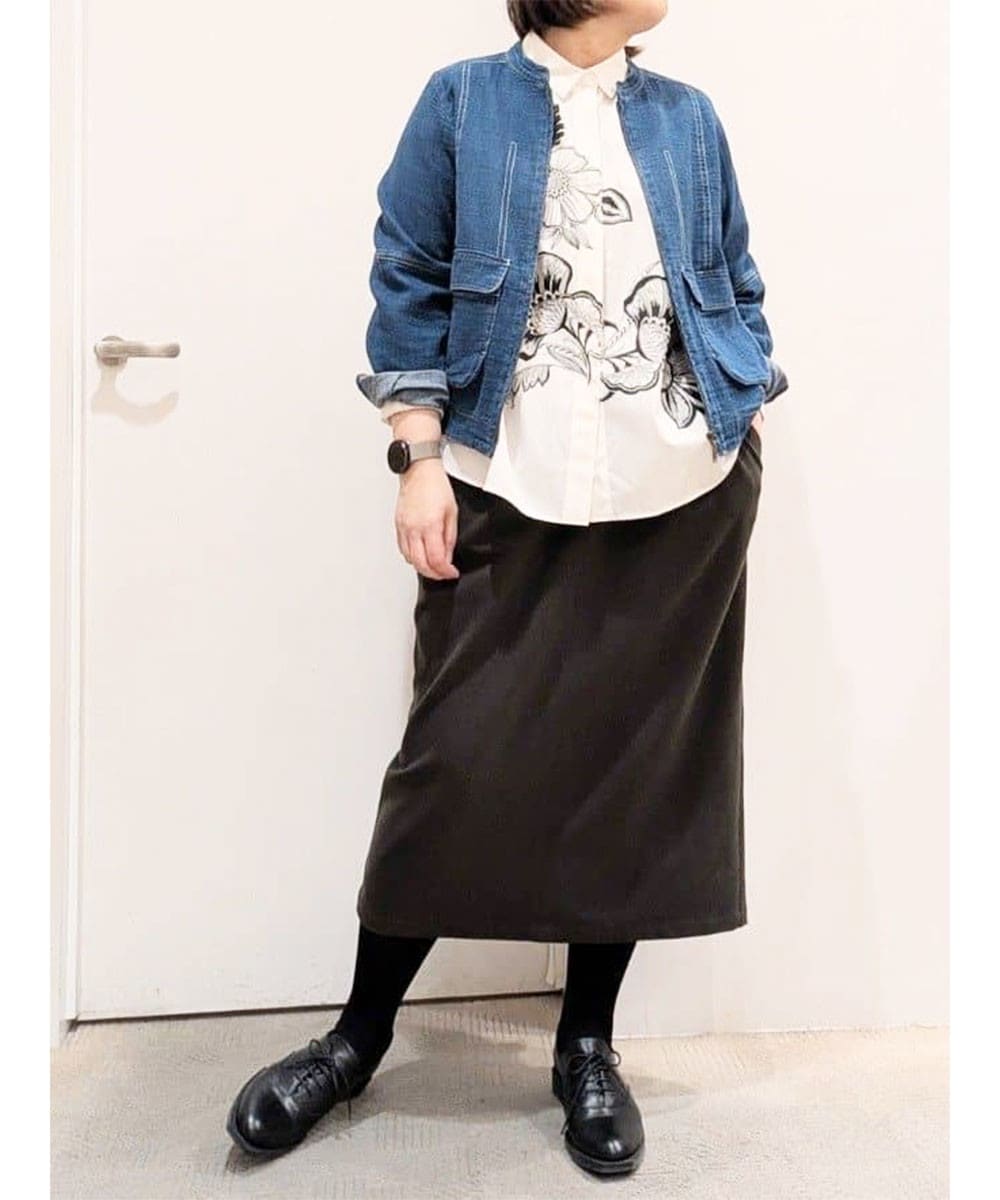 軽いデニムブルゾンとモノトーンスカートスタイル