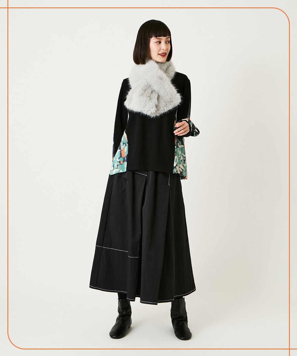 フラワープリントカットソーと黒のスカート