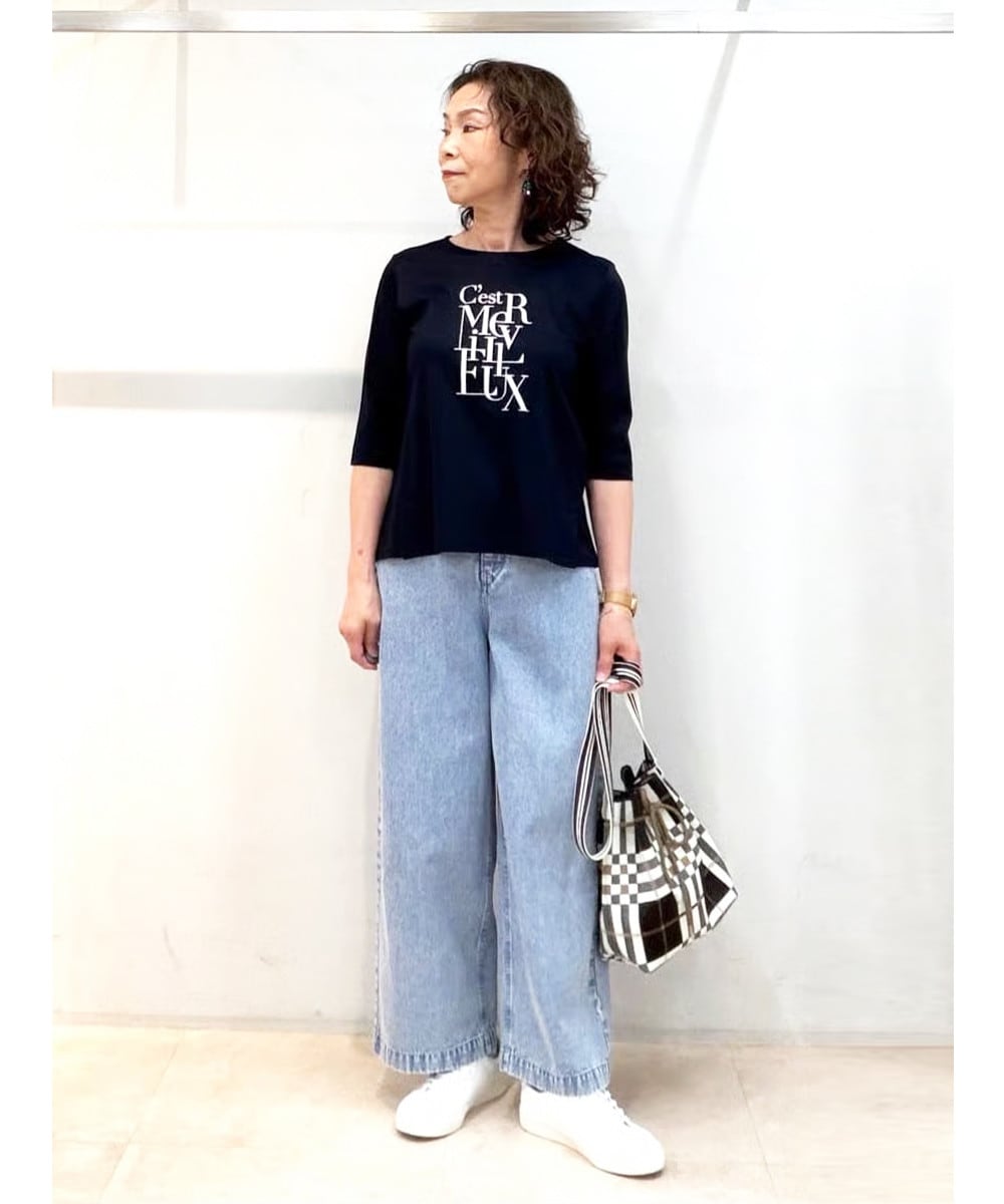 リラックス感と上品さを両立した、万能ワイドデニム
