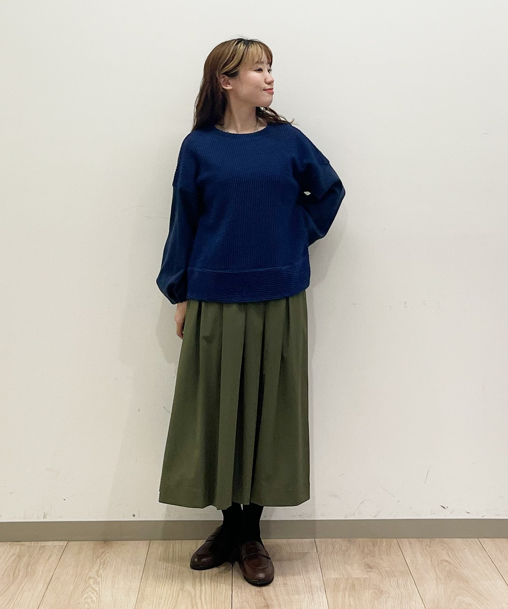 カーキの抜け感で大人のこなれ感をプラス