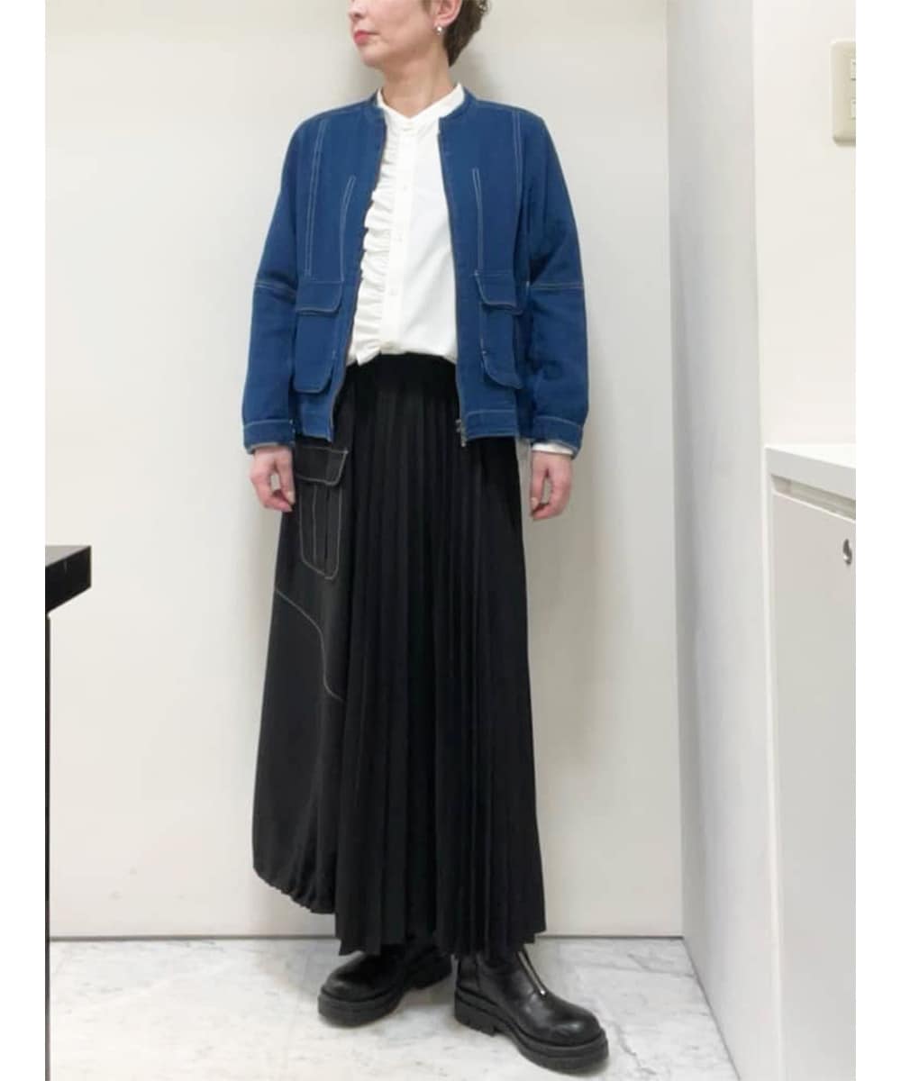 デニムブルゾンに黒のスカート
