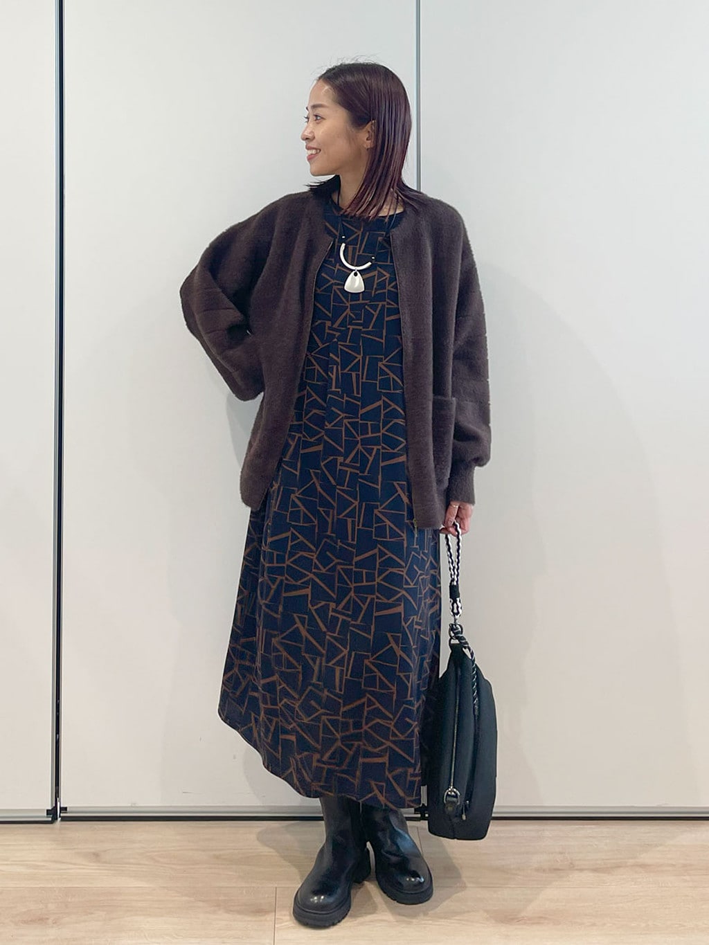 色と柄を重ねる、大人のレイヤードコーデ