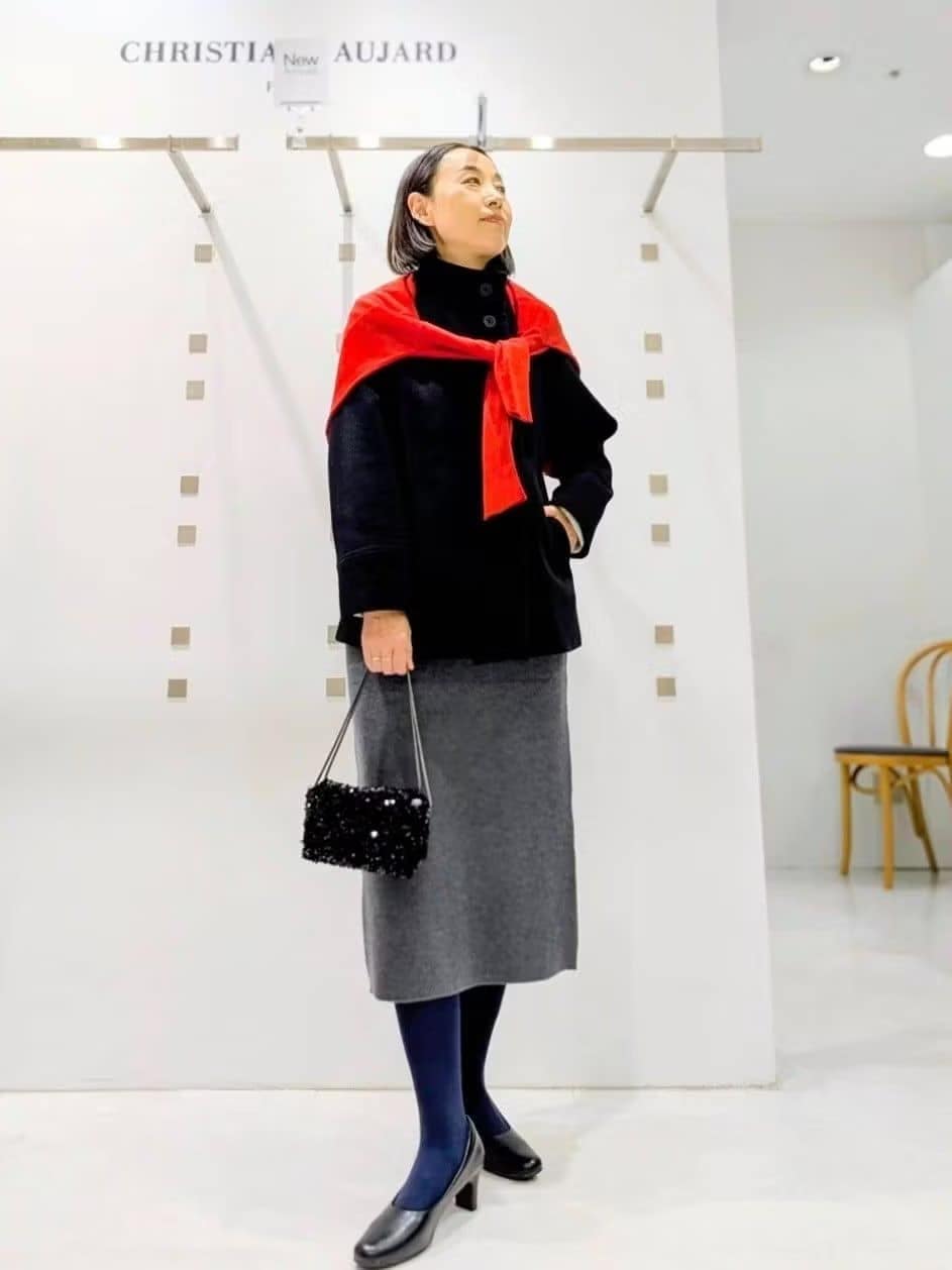 差し色は”肩掛け”で。