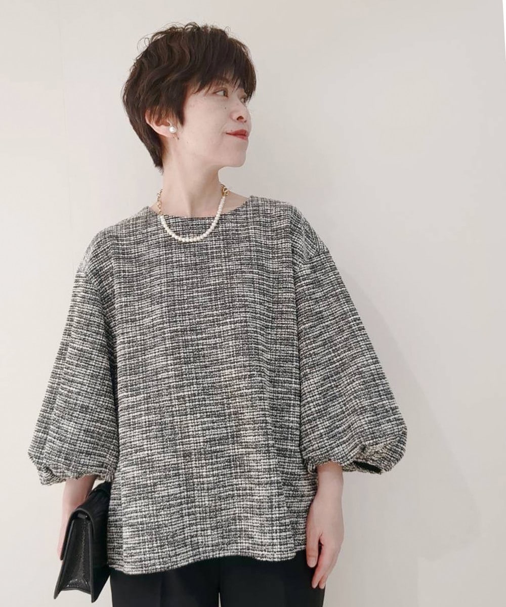 華やかなツィード調のカットソーが主役