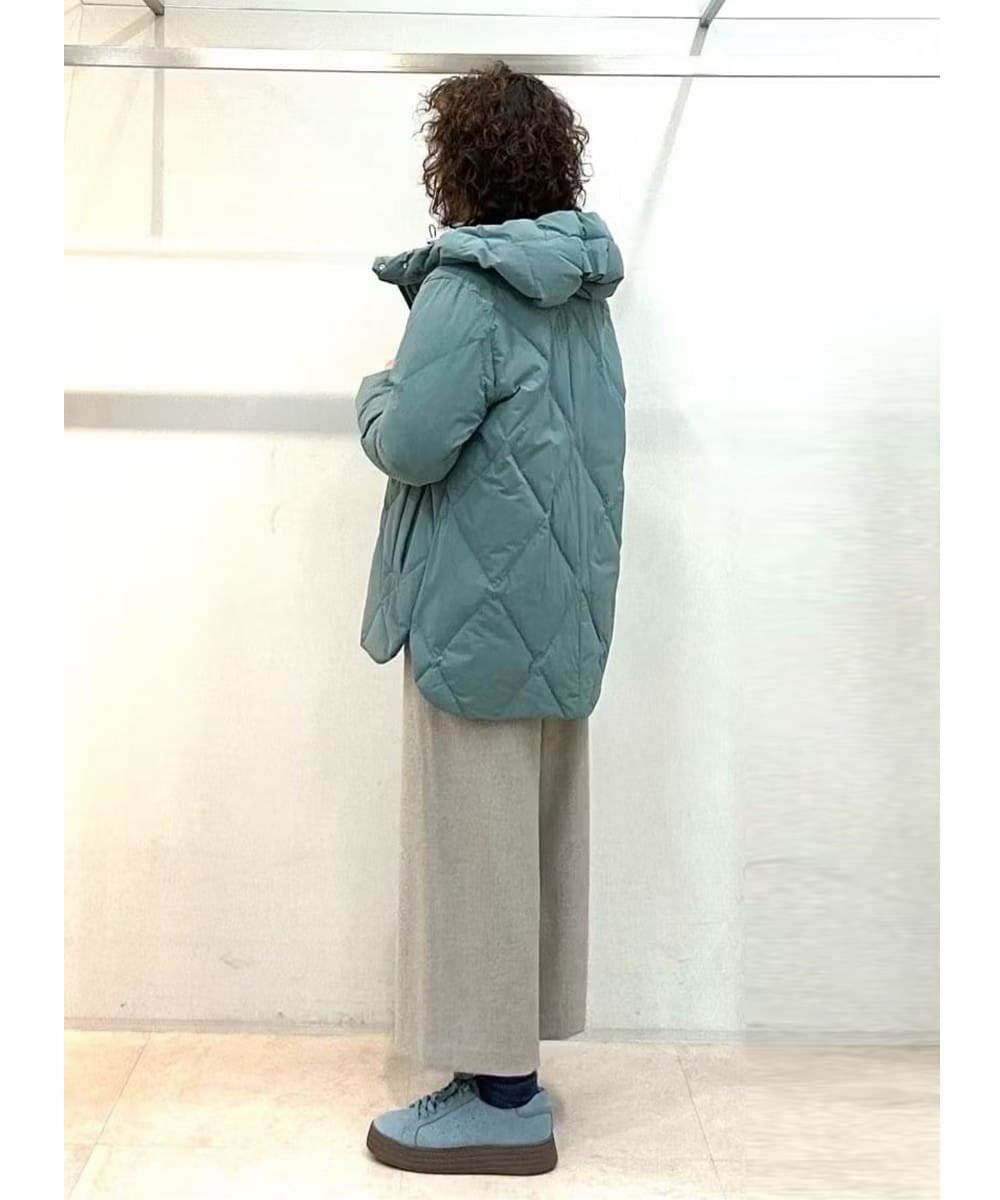 保温性の高いミドル丈のダウンジャケット