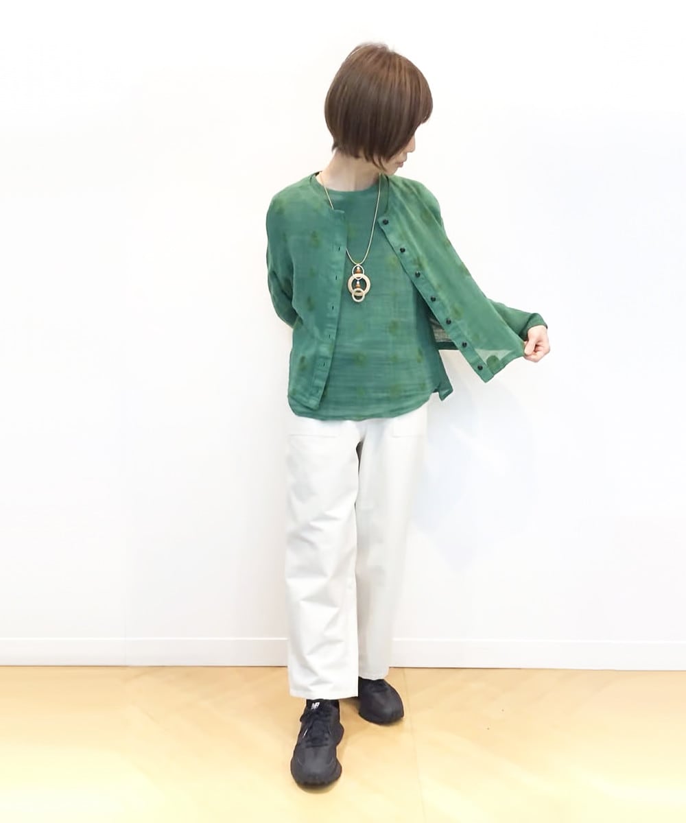 素材の魅力を活かしたドット刺繍ブラウス