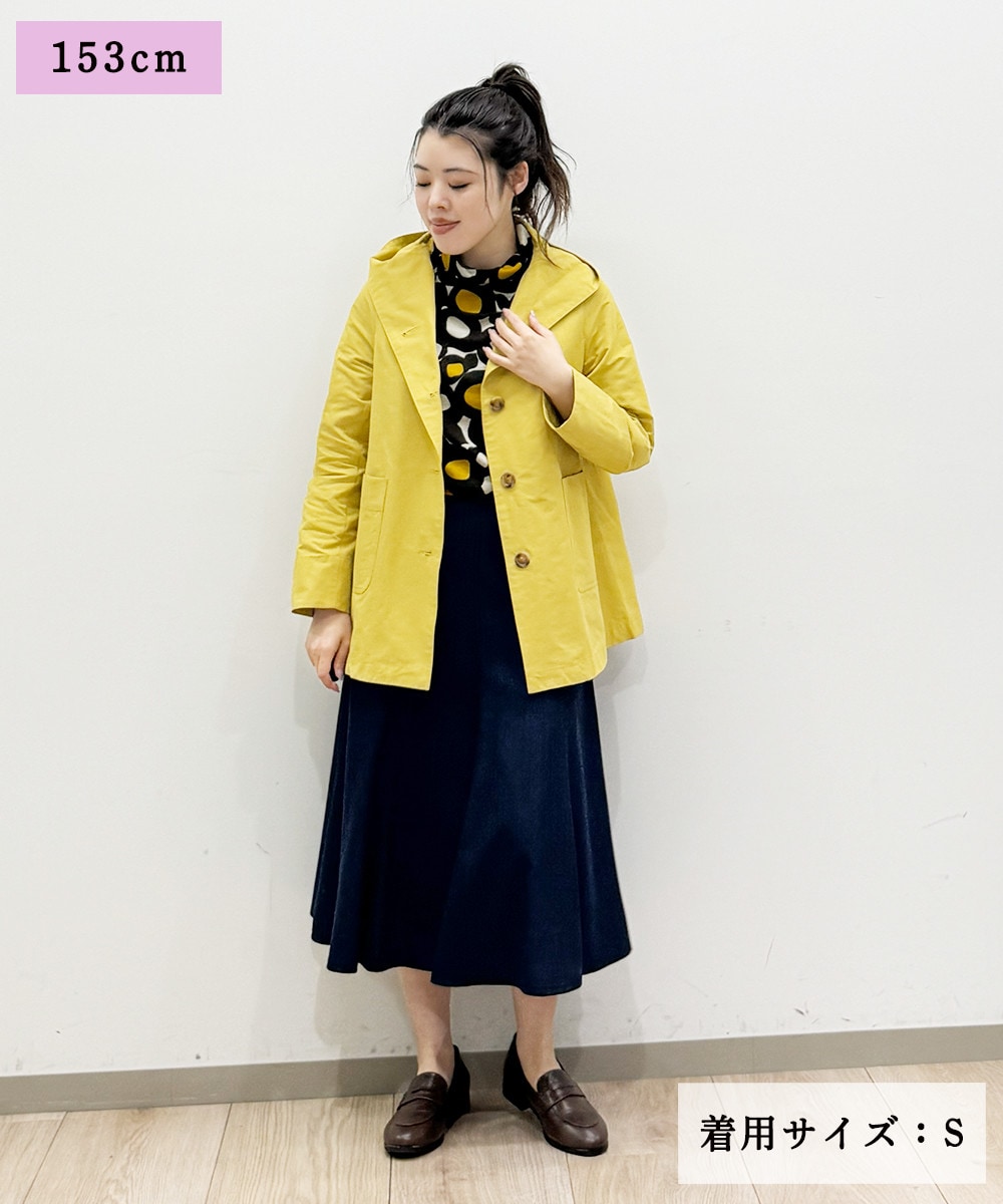 パキッとカラーが顔回り華やかに