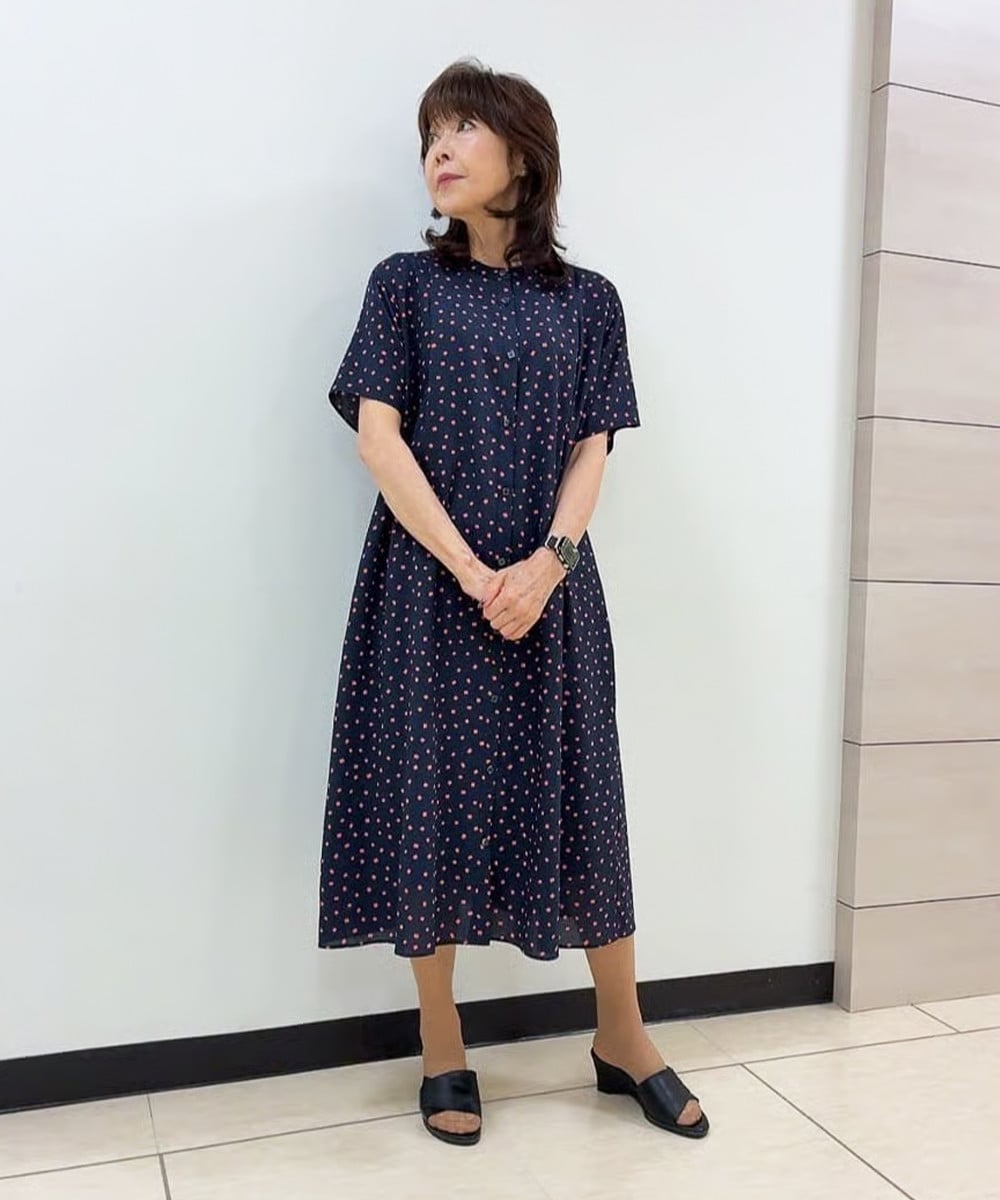 甘くなりすぎないスクエアドット柄のワンピース