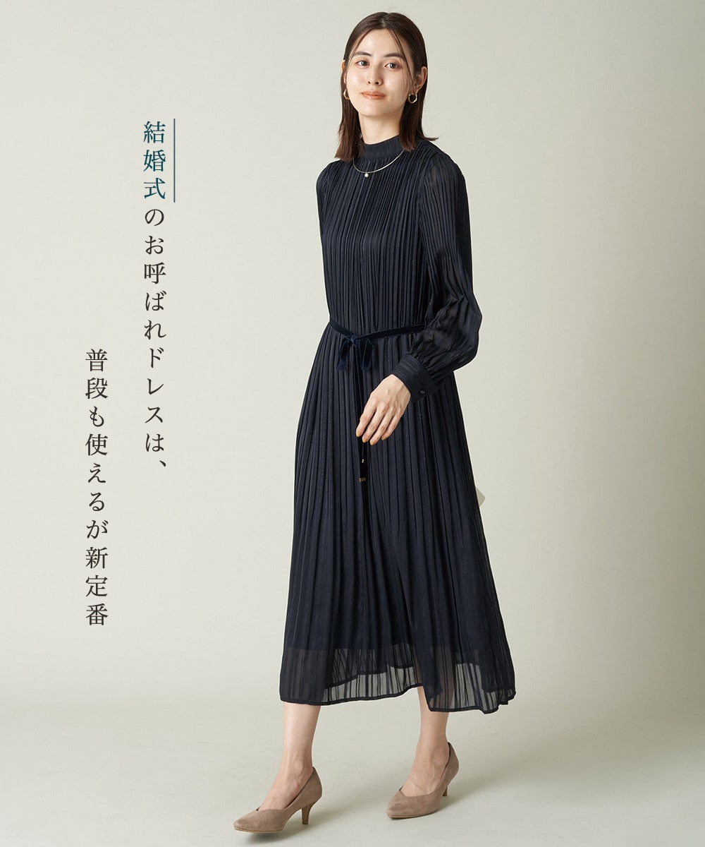 アー・ヴェ・ヴェのスタンドカラープリーツワンピースを使ったコーディネート1