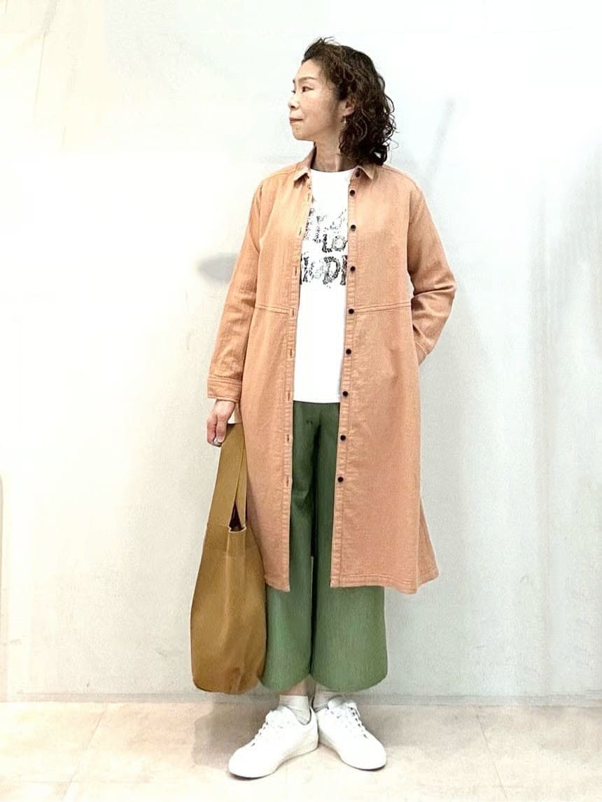 カラー×カラーで春らしい着こなしに