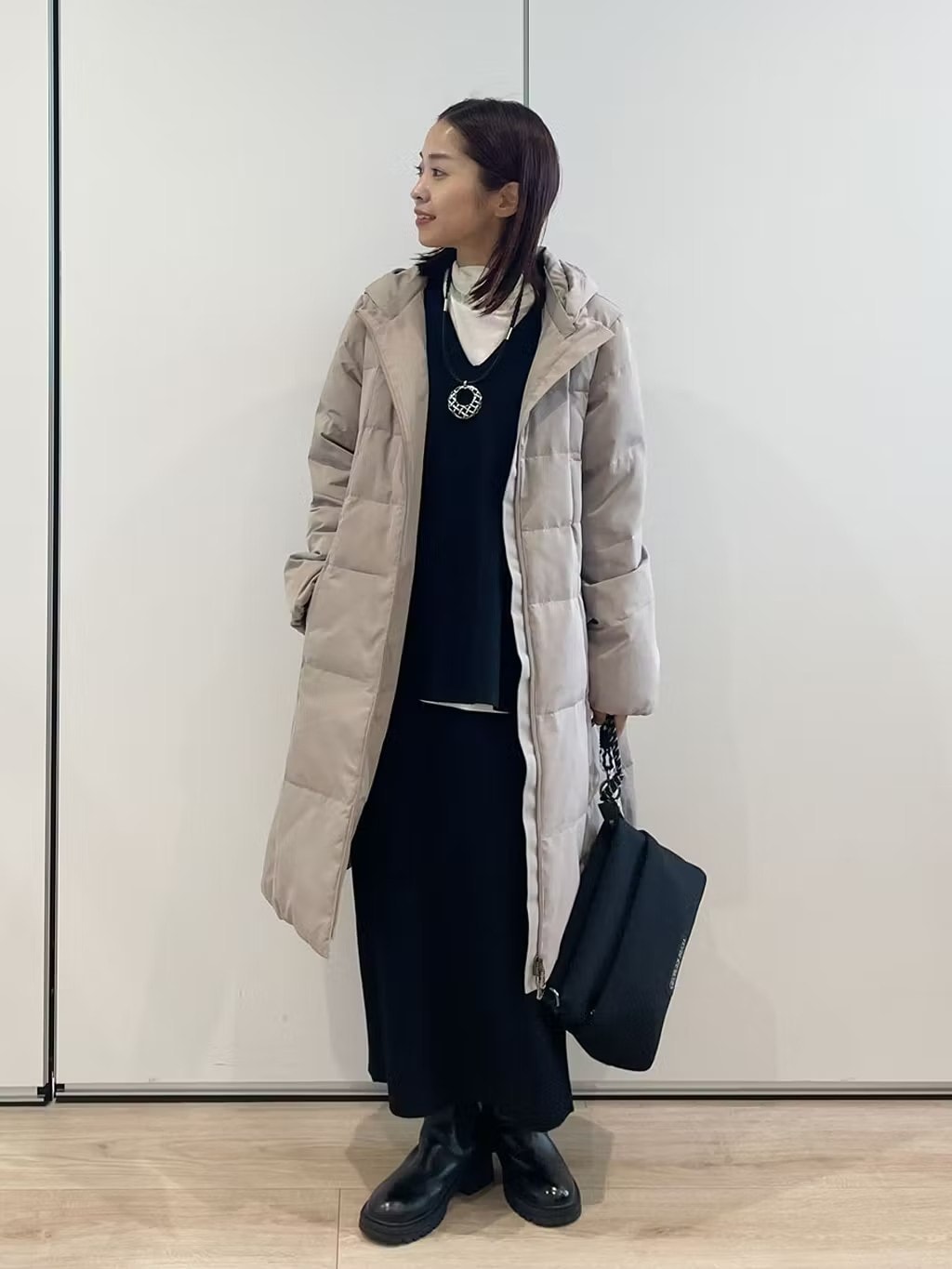 黒を引き立てる、抜け感モノトーン