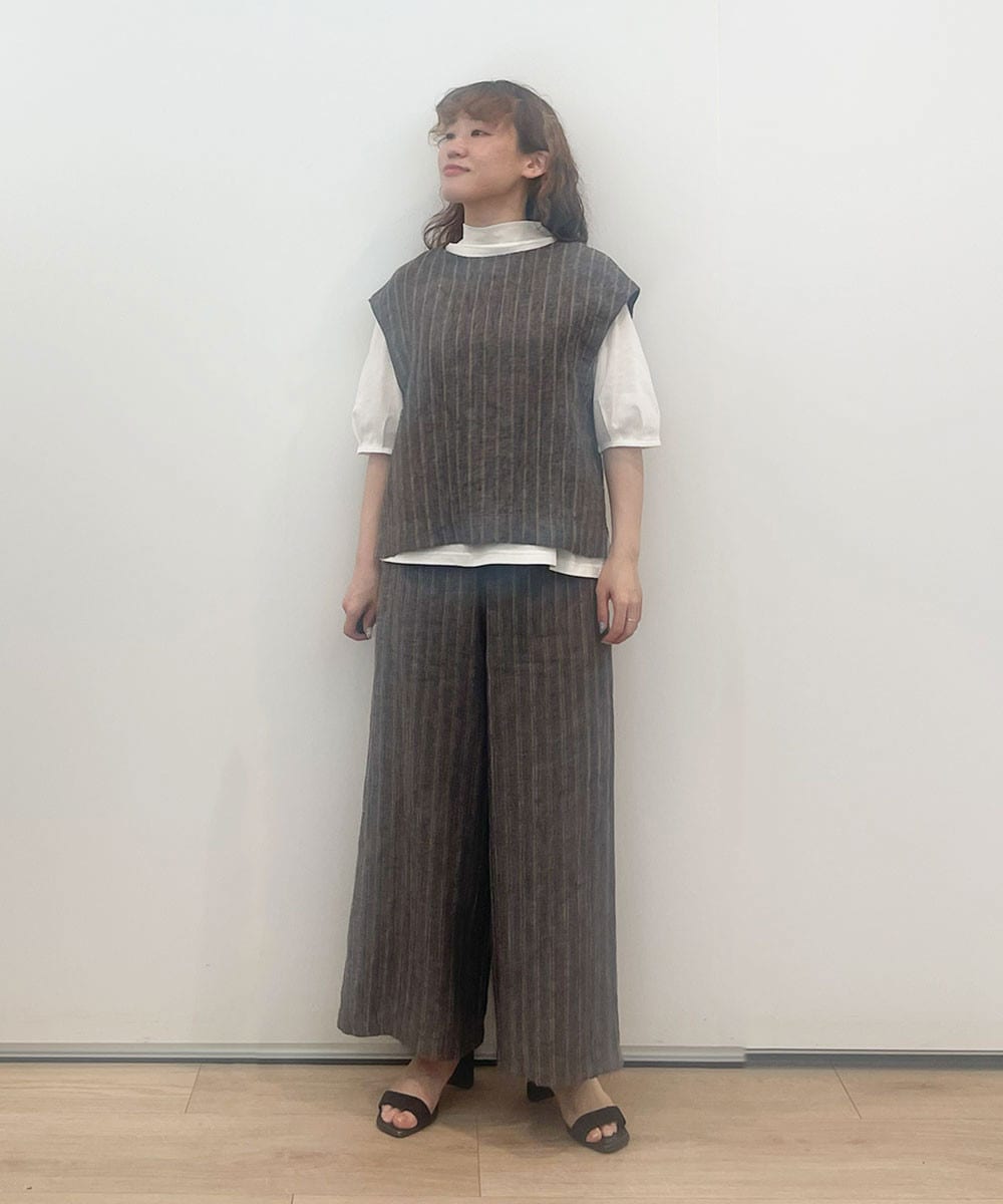 リラックス感と上品さを両立した、大人の麻ワイドパンツ