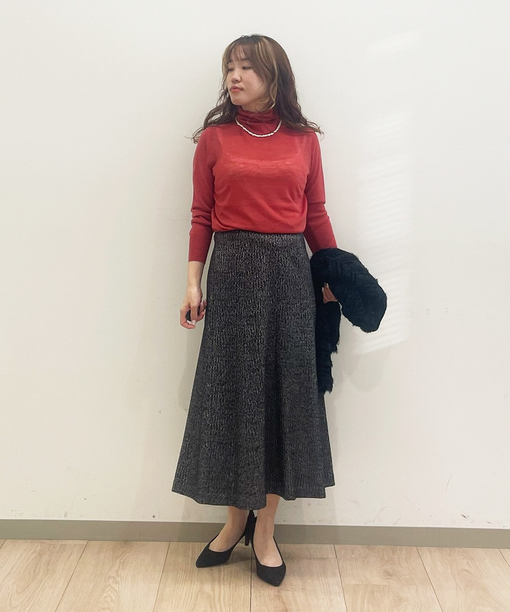 レッドをアクセントにした華やかコーデ