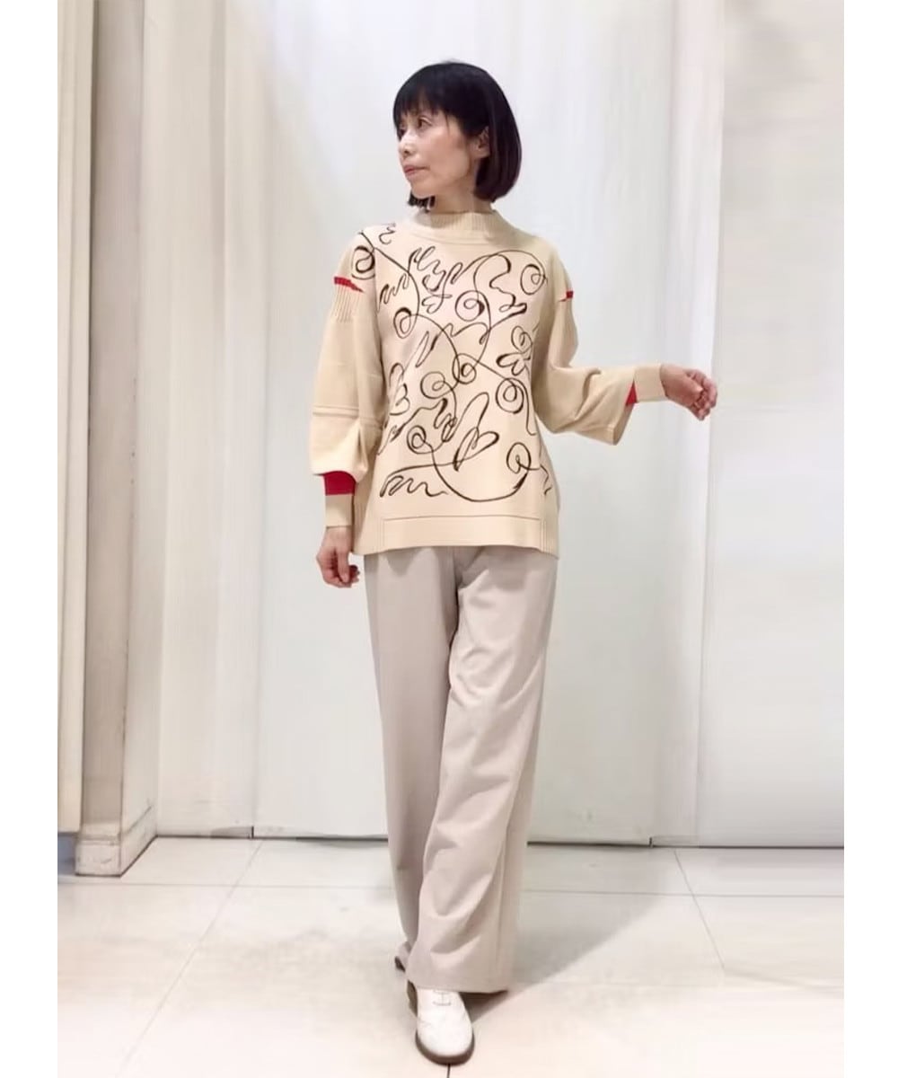 刺繍が目を引くニットプルオーバー
