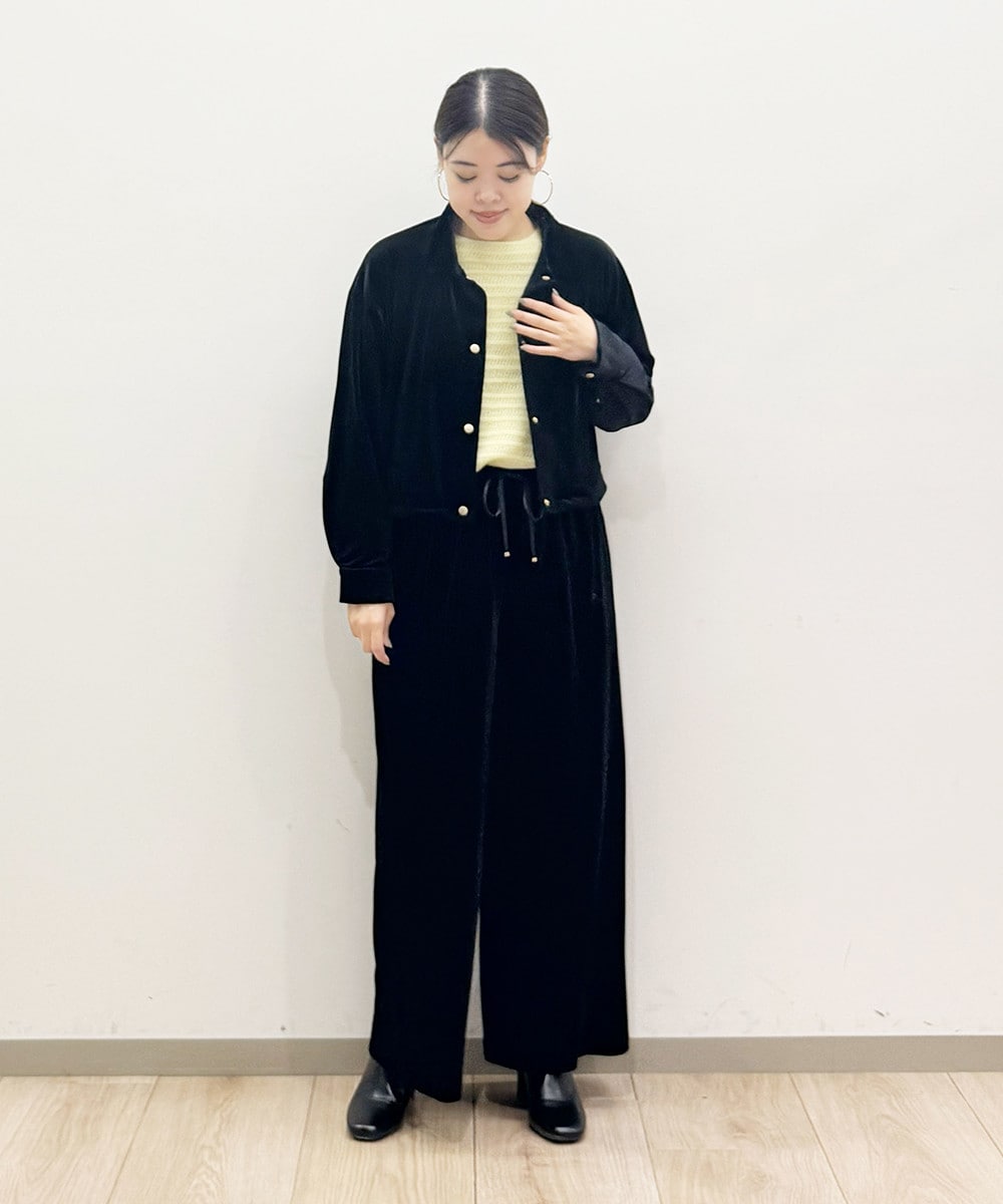 お仕事シーンにも活躍する華やぎニット