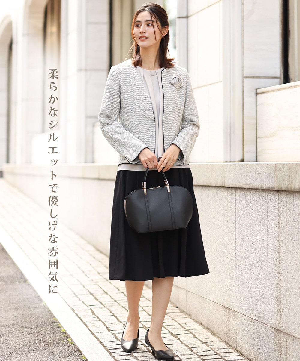 アー・ヴェ・ヴェのタックフレアスカートを使ったコーディネート グレー