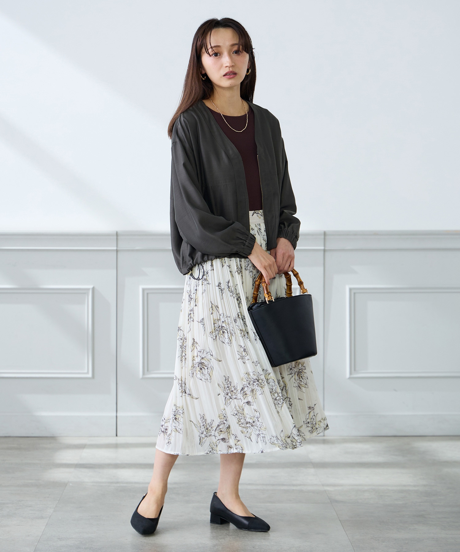 透けすぎないがちょうど良い！花柄の軽やかプリーツスカートコーデ