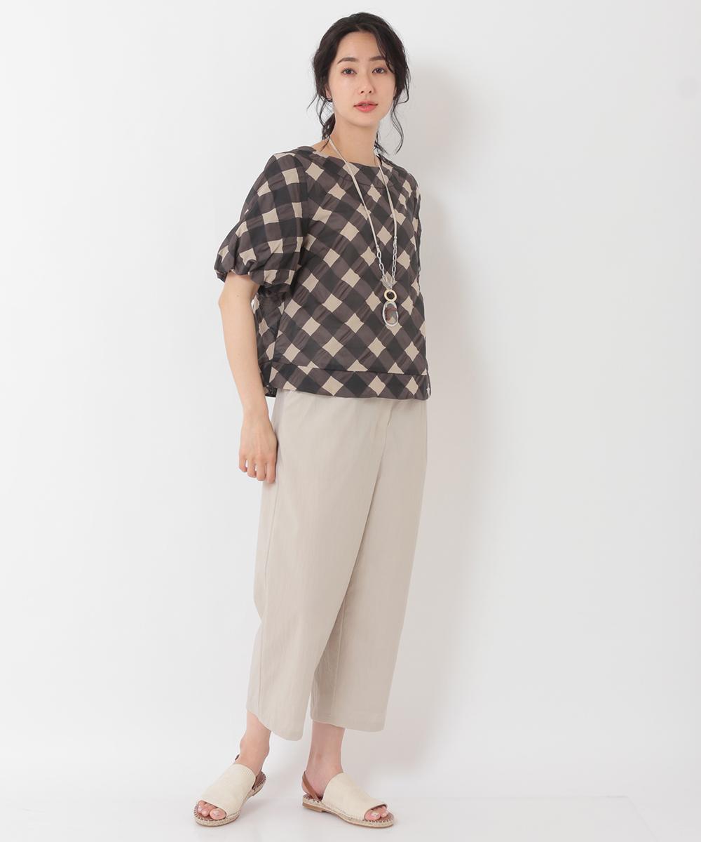 味のあるブロックチェックが映える大人のパフスリーブブラウス ワイドパンツ合わせでベージュコーデの新しい魅力を堪能 イトキンオンラインストア