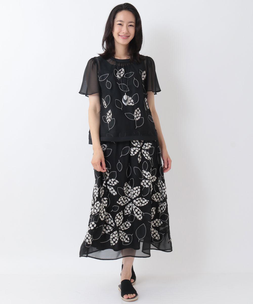 上品に個性を印象づけるモノトーンのフラワー リーフ柄 セットアップでワンピース風な着こなし イトキンオンラインストア