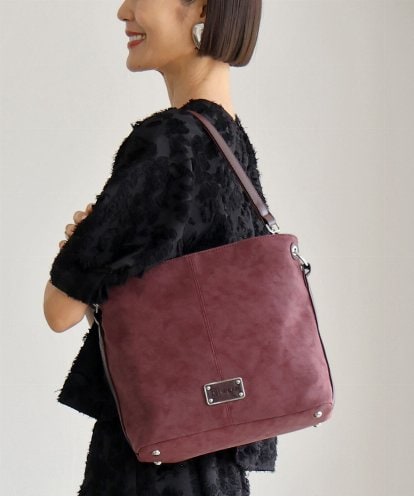 BKCAG09160 MK MICHEL KLEIN BAG [2WAY]スエード風メタルタグアクセントショルダーバッグ