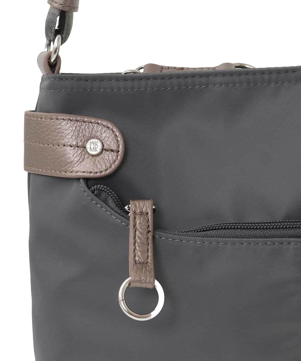 BKRAA91135 MK MICHEL KLEIN BAG(MK ミッシェルクラン バッグ) [撥水/500g以下の軽量]アクセントレザーコンパクトショルダーバッグ パープル×ベージュ