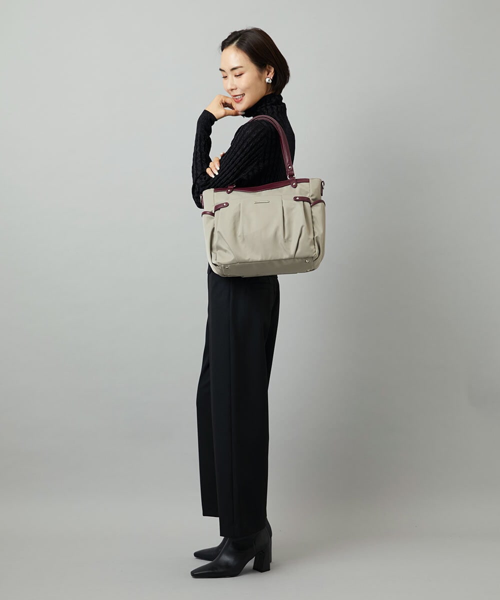 BKRAD31180 MK MICHEL KLEIN BAG(MK ミッシェルクラン バッグ) [撥水/2WAY]サイドポケットパイピングバッグ グレージュ×パープル