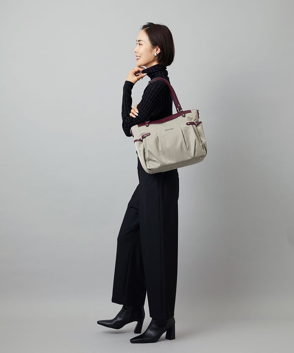 BKRAD31180 MK MICHEL KLEIN BAG(MK ミッシェルクラン バッグ) [撥水/2WAY]サイドポケットパイピングバッグ グレージュ×パープル