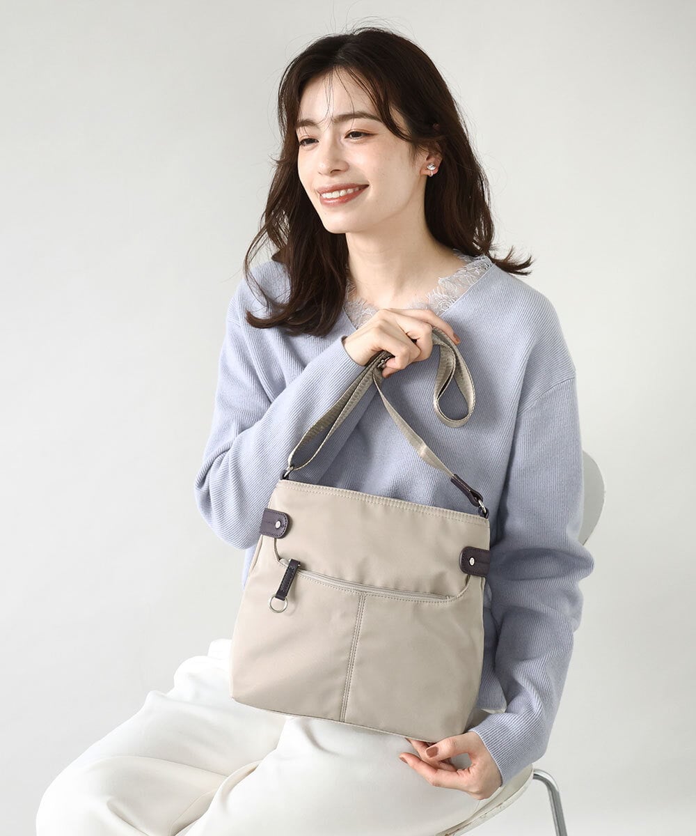 BKRAD90150 MK MICHEL KLEIN BAG(MK ミッシェルクラン バッグ) [撥水/500g以下の軽量]アクセントレザースクエアショルダーバッグ グレージュ×パープル