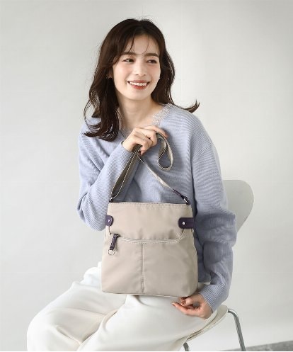 BKRAD90150 MK MICHEL KLEIN BAG [撥水/500g以下の軽量]アクセントレザースクエアショルダーバッグ
