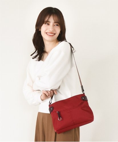 BKRAD91135 MK MICHEL KLEIN BAG [撥水/500g以下の軽量]アクセントレザーコンパクトショルダーバッグ