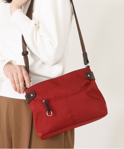 BKRAD91135 MK MICHEL KLEIN BAG [撥水/500g以下の軽量]アクセントレザーコンパクトショルダーバッグ