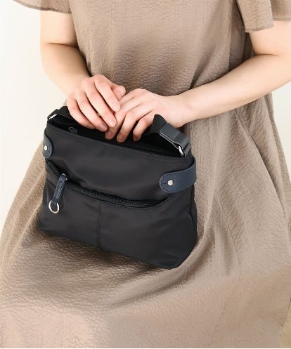 BKRAD91135 MK MICHEL KLEIN BAG [500g以下の軽量]アクセントレザーコンパクトショルダーバッグ